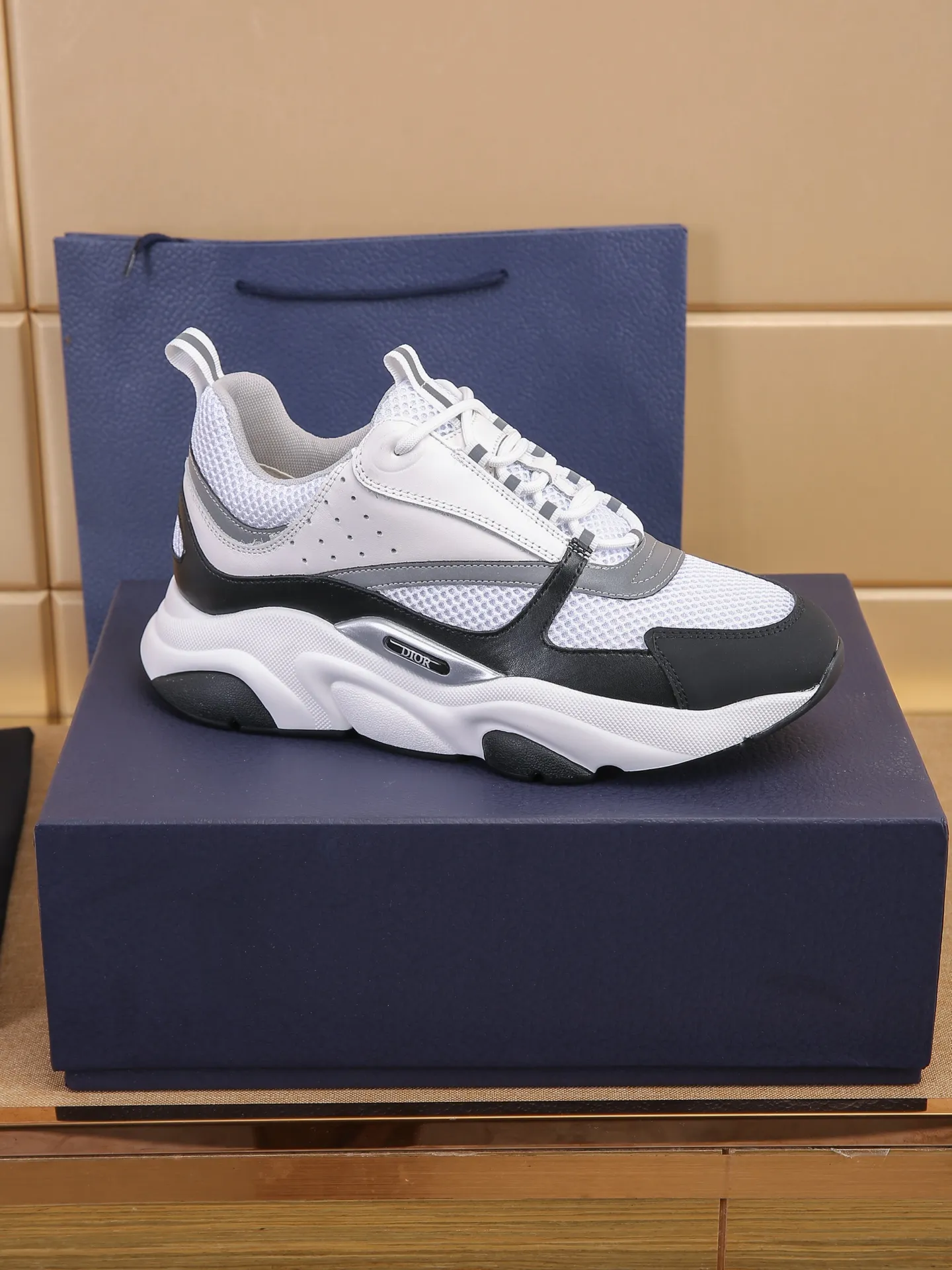 Factory price: 460💰Dior’s top version of D’s b22 men’s sports shoes. Inspired by retro running styles, the chunky low-top silhouette features gray calf leather and blue and white mesh fabric uppers, atop a black, white and blue engraved rubber sole. Nylon ribbon accents the blue mesh tongue and heel counter, and a "dio~" logo appears on the side. Pair it with a suit for a striking contrast and add a sportswear-chic edge to your look. The thick sole can be about 4cm~ Size: 38-45, [46, 47 customized]